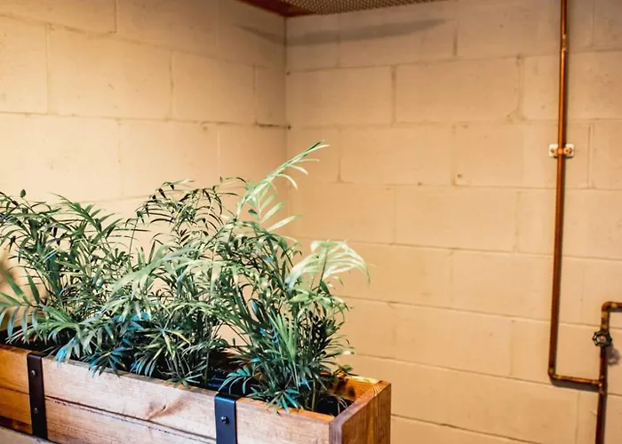 Guest house Industrial Loft W Fire Pit Walk To Dining