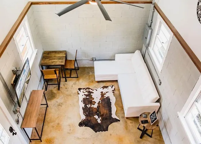 Guest house Industrial Loft W Fire Pit Walk To Dining