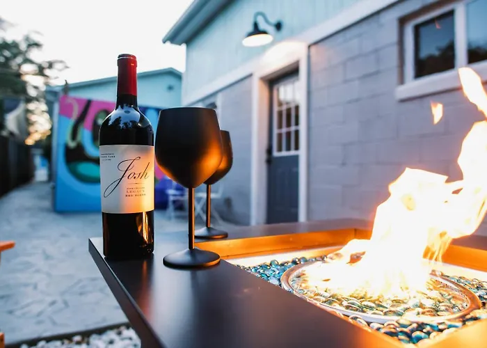 Industrial Loft W Fire Pit Walk To Dining Guest house 3*