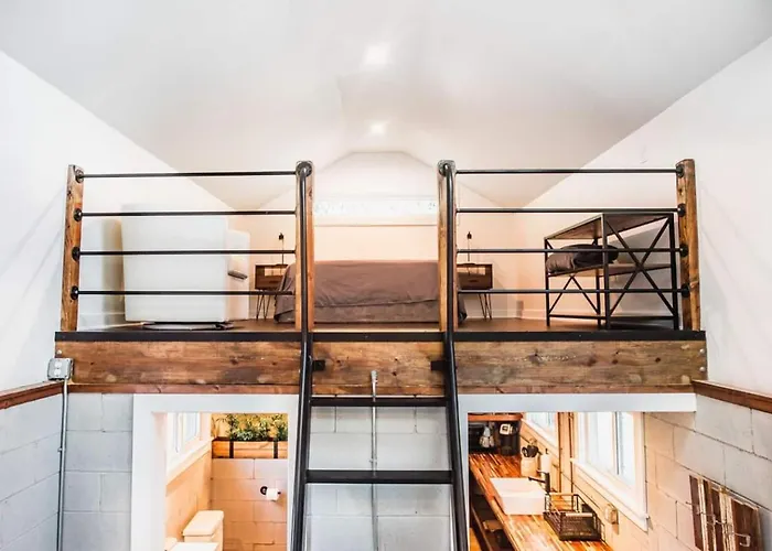 Industrial Loft W Fire Pit Walk To Dining Guest house 3*