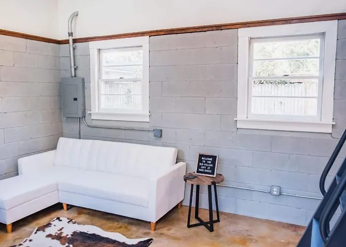 Guest house Industrial Loft W Fire Pit Walk To Dining